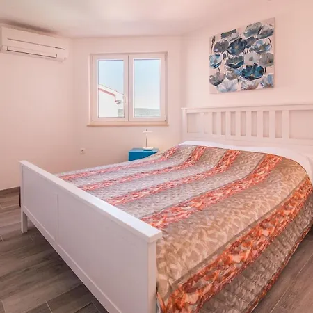 Una Πανσιόν